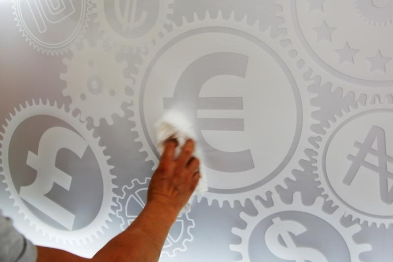 الدولار يرتفع مقابل اليورو ويسجل أعلى مستوى في أسبوعين أمام الين