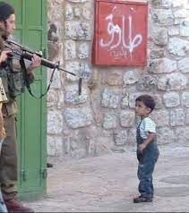 صورة على قميص صبي فلسطيني تغضب جنود الاحتلال. أجبروه على خلعه