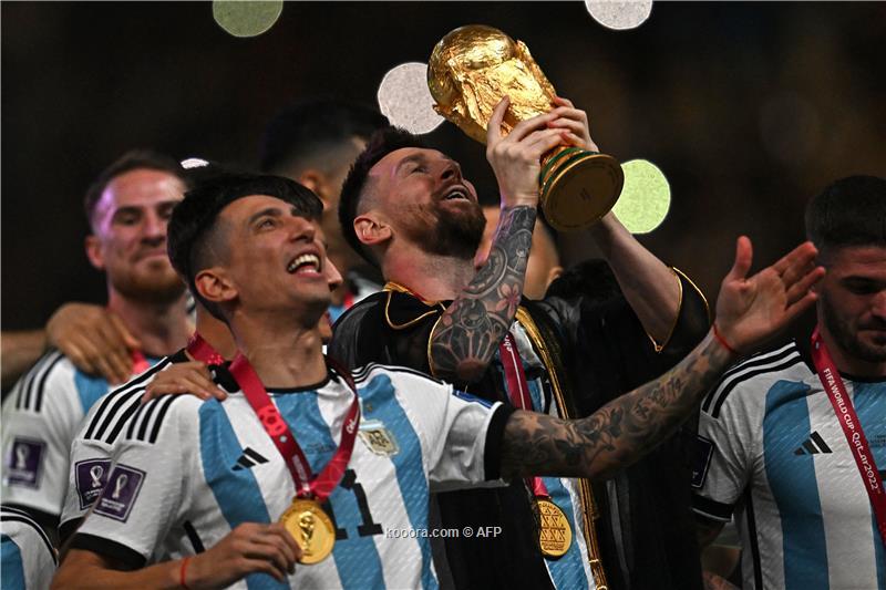 ميسي يرفع كأس العالم