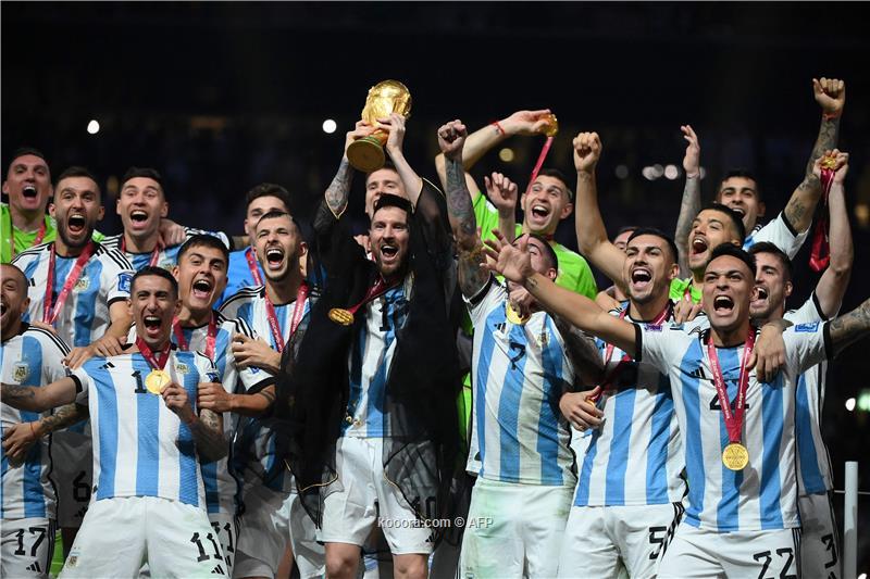 ميسي يرفع كأس العالم