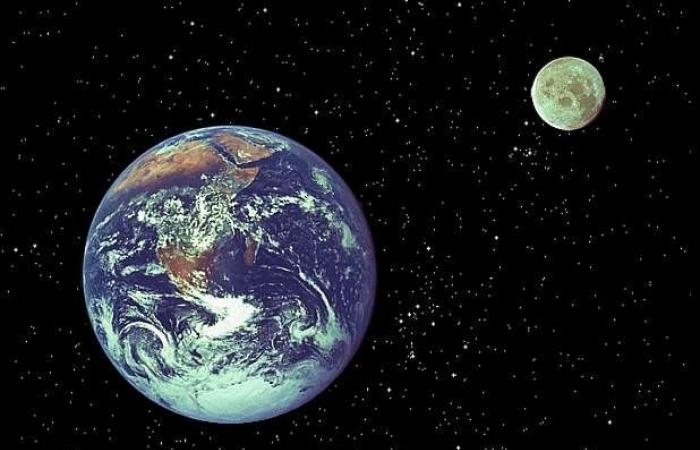 كم يستغرق دوران القمر حول الأرض